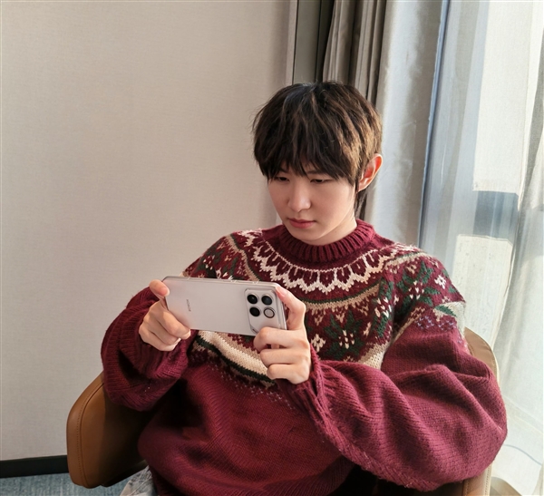 张予曦晒出荣耀WIN 网友：人美 机器也美