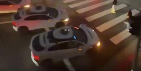 Waymo灾难级趴窝 马斯克成最大显眼包