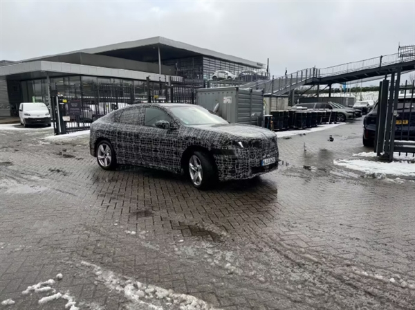 宝马首款纯电轿跑SUV！新世代iX4实车谍照曝光：姿态更低、更具攻击性