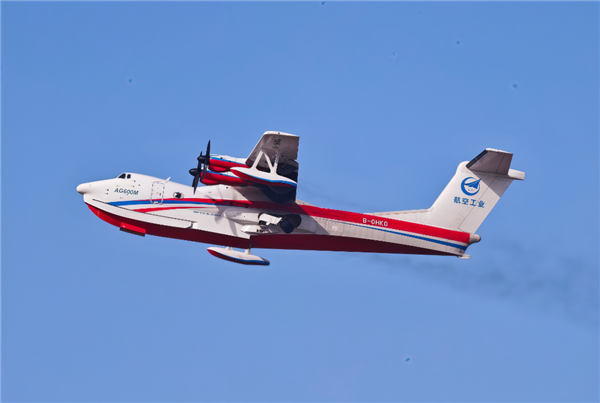 我国自研水陆两栖大飞机！AG600 T5测试真机训练开飞