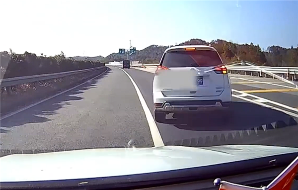 高速上随意变道停车害后方两车追尾：无接触司机也需负全责！