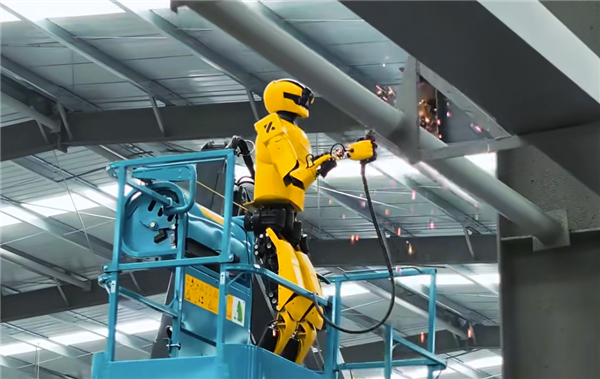 连干8小时不停歇！人形机器人完成全球首例人机协作高空焊接作业