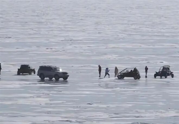 巡逻车劝离 黑车揽客：贝加尔湖上失控的“小刚炮”