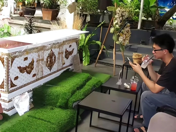 日本年轻人流行活人躺棺 花钱入棺冥想半小时 重新审视生命