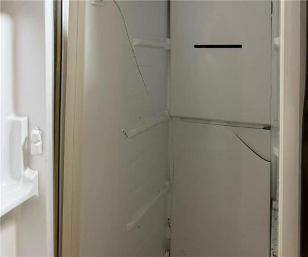 14岁男孩痴迷科学实验：把干冰放冰箱半夜引发爆炸