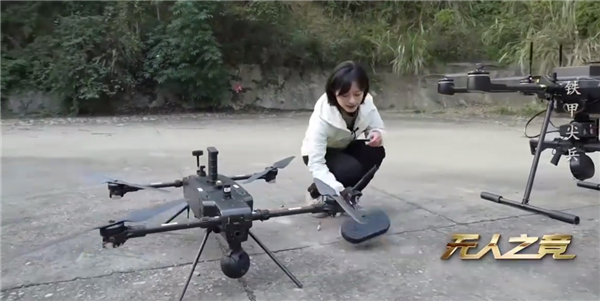 中国无人飞枪曝光 跟机器狼首次协同演练：空中锁敌+地面清剿 帅爆了