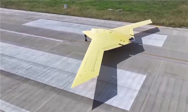 国产新型大型飞翼隐身无人机彩虹-7有多智能 央视揭秘：自己滑行自己飞