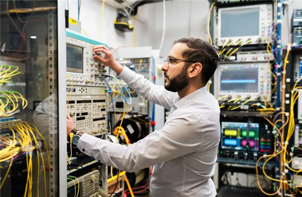 刷新纪录!商业光纤传输速度突破450Tb/s