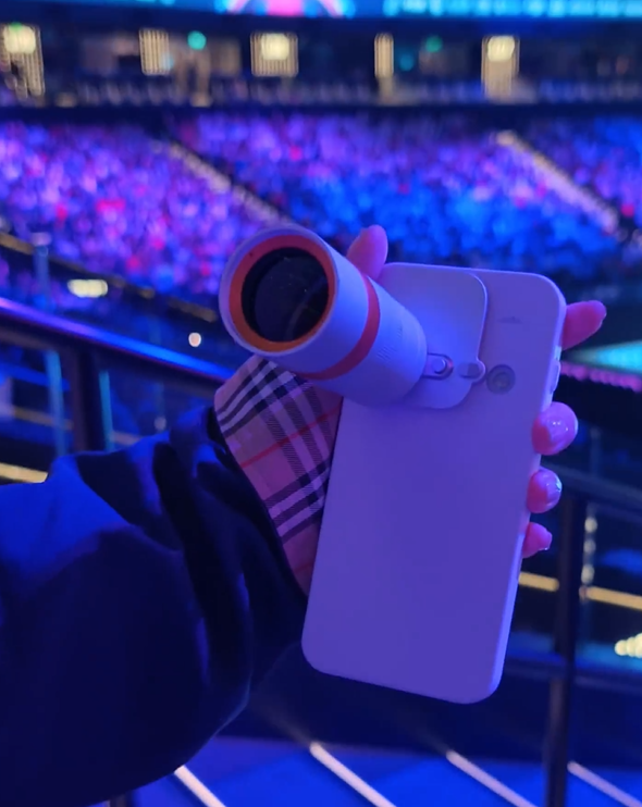 OPPO Find X9s Pro银色哈苏专业增距镜亮相：观赛神器 颜值拉满