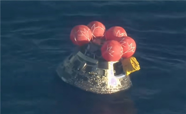 溅落50分钟后!阿尔忒弥斯2号返回舱终于打开舱门