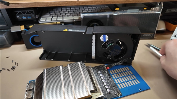 真身第一次出现！流产的Intel高端游戏卡 就它