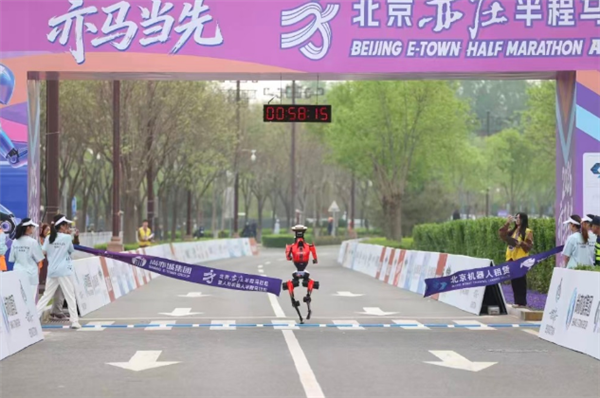 荣耀机器人半马夺冠背后：变酷的核心是技术沉淀