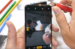 国外博主暴力测试OPPO Reno：十分坚固无法掰弯