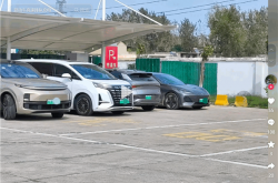 解决电车充电排队问题！江苏高速服务区用上移动充电车+充电机器人