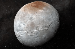 韦伯望远镜最新观测数据，试图揭示冥王星冰冷卫星卡戎的起源之谜