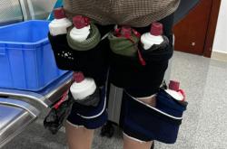 女子裙子异常隆起 大腿竟绑6瓶茅台酒 网友戏称：飞茅腿