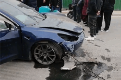 特斯拉真“起飞”了！一Model 3失控飞跨过河 气囊全爆