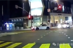 全球首例！Robotaxi与机器人街头相撞 沉默一分钟淡定离场