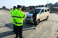 男子元旦当天无证驾驶被查：以为交警都放假了