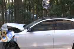 开奔驰撞墙致全身多处骨折 女司机：突然失控 刹车刹不住