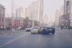出租车和特斯拉路怒对骂 特斯拉一脚油门撞了上去