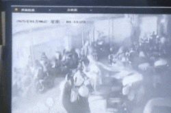 电动自行车再现“火烧连营” 广州一小区凌晨60辆车烧成废铁