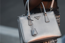 奢侈品牌大变动！据称普拉达正在考虑收购范思哲