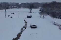 国外的月亮不定就圆！美国南部遭冬季风暴侵袭，洛杉矶火灾，冰火两重天 