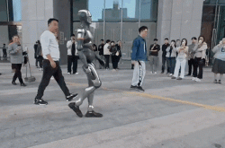 国产人形机器人街边溜达爆火海外：自然步态大步流星如模特T台秀