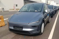 选装8000元！特斯拉Model Y焕新版冰河蓝实车曝光