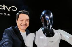 雷军晒本人与CyberOne合影照片：他有点紧张