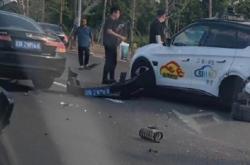 百度“萝卜快跑”无人车出车祸 后轮被撞掉