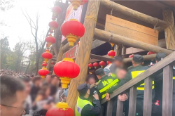 小程序挤崩了！游客高喊退票 开封万岁山武侠城景区紧急限流
