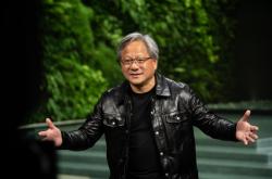 没穿皮衣改穿西装！黄仁勋紧急来华谈什么：承认美国芯片管制对英伟达伤害大