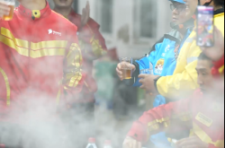 希望全职外卖员能超100万！刘强东请吃饭：有身着饿了么、美团工服小哥向其敬酒