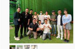 周星驰《女足》片场照曝光 疲态尽显：弯腰给粉丝签名