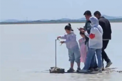 “牛奶湖”游客排队接奶 当地文旅局：是纯牛奶不是湖水 可放心喝