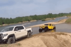 丰田救援JEEP 拖车绳断裂击中后车司机头部！一看就是救援新手！