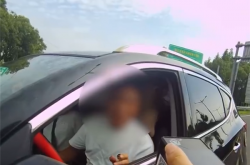 男子一直没考过科目一 还敢替女友开车：她高速没胆开
