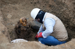 秘鲁发现一具木乃伊：坐在那里1000年