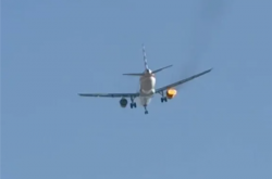 美国航空公司一客机起飞后发动机起火 现场视频曝光