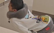 全球首例！4次断骨打开折叠男孩迈出新生第一步