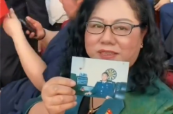 王伟遗孀带着王伟照片现场观礼：81192 歼20S你看到了吗