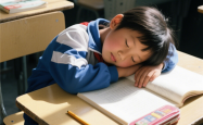 中小学生午休课桌椅“国标”出台：椅子能展开成躺姿 午休能舒展身体好好睡觉