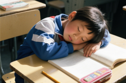 中小学生午休课桌椅“国标”出台：椅子能展开成躺姿 午休能舒展身体好好睡觉