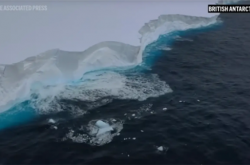重达万亿吨！全球最大冰山A23a出现崩解迹象