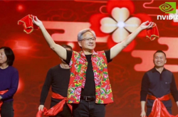 黄仁勋突然来中国 穿大花背心扭秧歌参加年会背后：华为起势太猛 感到压力