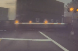 特斯拉FSD被指在铁路口无法识别火车 美监管机构已介入调查