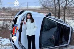 00后女司机雪天翻车后淡定自拍 本人回应被网友狂赞：车型是亮点