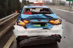 出租车错过高速出口急刹减速 载54人大客车陷险境！